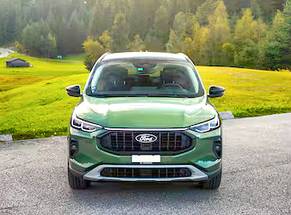 Noleggia un Ford Kuga new at a Medias